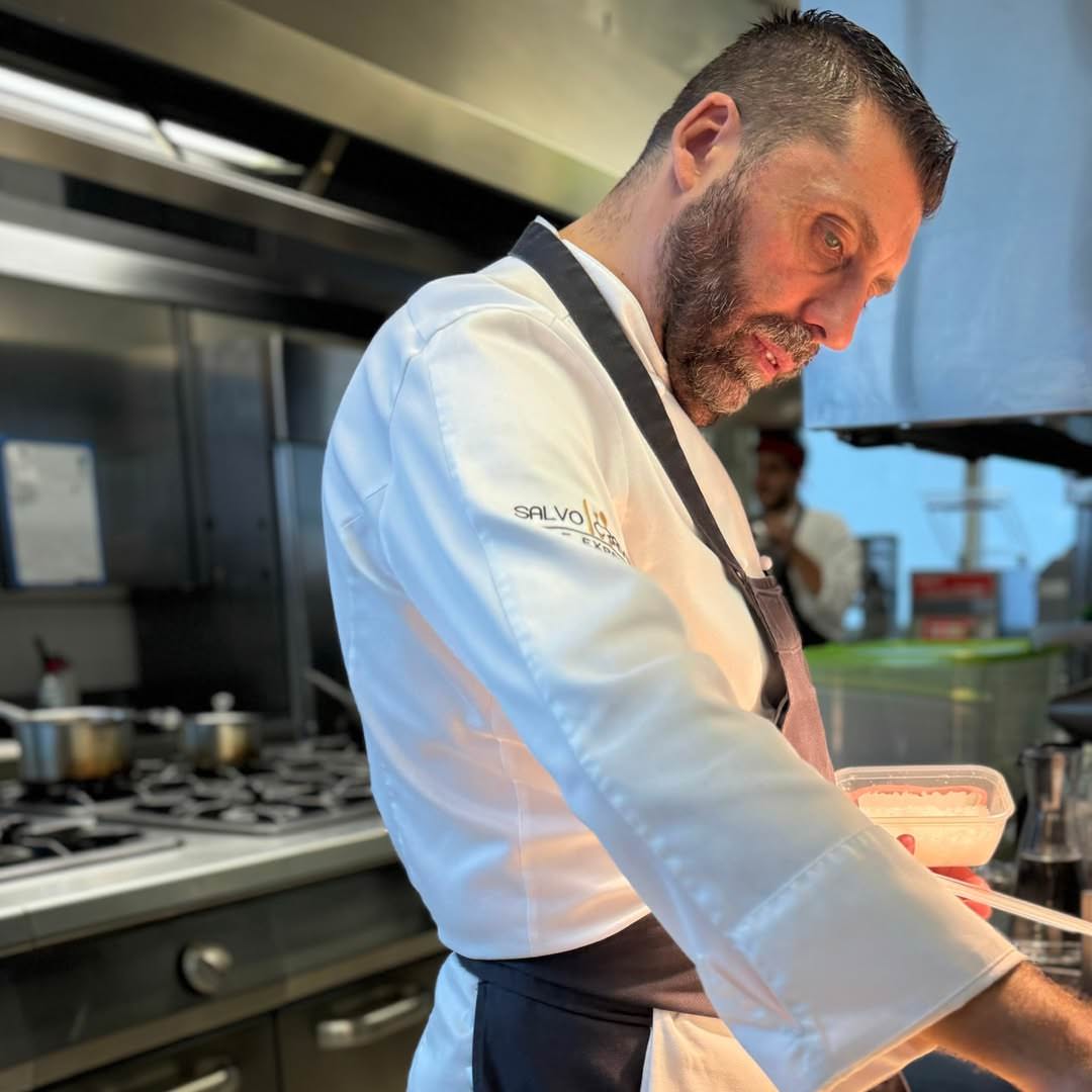 Chef Salvo Cravero nella cucina del Ristòria Pepe Nero a Capodimonte