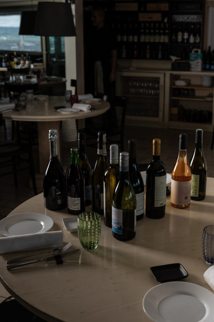 Vista delle etichette della cantina del Ristorante Pepe Nero